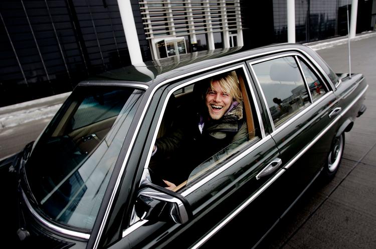 D-MARK-grin. Mercedesen er næsten jævnaldrende med Felix Smith og det sætter sit præg på husholdningsregnskabet at holde en gammel flyder kørende året rundt. Til gengæld blev kæresten Maries gamle Mercedes solgt til fordel for en fornuftig familiebil. 