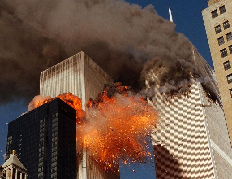 angrebet. Røg og ild fra World Trade Center, inden tårnene styrtede sammen 11. september 2001. 