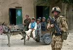 Skift. I Afghanistan drejer det sig ikke længere for de amerikanske tropper om at dræbe talebanerne. Nu skal en charmeoffensiv vinde deres sind og, om muligt, hjerter, skriver Herbert Pundik. 