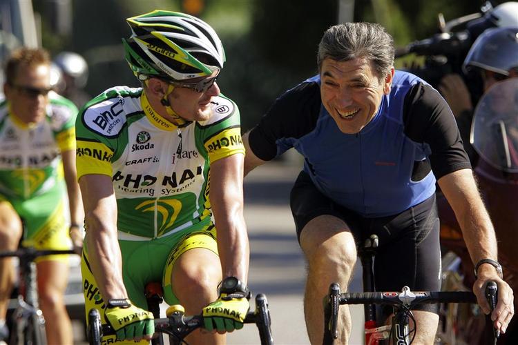 legende. Det belgiske cykel-ikon Eddy Merckx ses her i 2006 på en træningstur under Tour de France med den senere dopingdømte Floyd Landis fra USA. Belgieren afviser rygter om en kræftsygdom. Arkivfoto. 