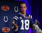 bestikkelse. Peyton Manning sørger godt for sine holdkammerater. til gengæld sørger de for, at stjernen ikke bliver tacklet med bolden. Arkivfoto. 