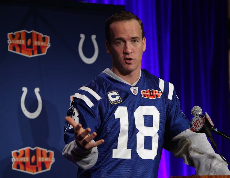 bestikkelse. Peyton Manning sørger godt for sine holdkammerater. til gengæld sørger de for, at stjernen ikke bliver tacklet med bolden. Arkivfoto. 