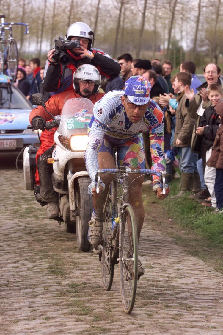 dødsfald. Franco Ballerini er i dag blevet dræbt under et rallyløb. Her ses han i udbrud i Paris-Roubaix. Arkivfoto. 