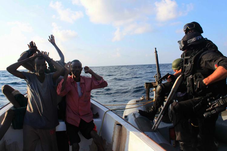 Mistænkt. En gruppe somalier mistænkt for pirateri blev i december opbragt af portugisiske flådestyrker i Aden Bugten ved Somalia. 