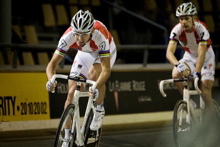 førerposition. Alex Rasmussen og Michael Mørkøv ligger i front i seksdagesløbet i Ballerup Super Arena. 