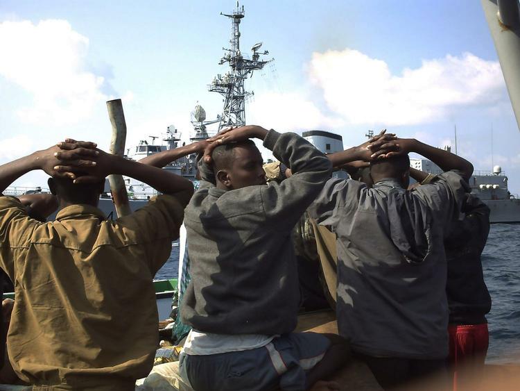 sørøversikker. De internationale flådestyrker i Adenbugten er efterhånden så stærke, at piraterne ikke har mange chancer, hvis handelsskibenme følger anvisningerne. Her er det pirater, som blev opbragt af den franske flåde sidste år. 