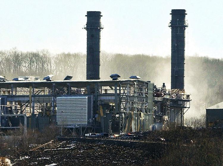 eksplosion. Røg stiger op fra kraftværket i USA. 