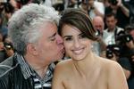 Pedro Almodóvar kindkysser Penélope Cruz, som han nu har arbejdet sammen med i fire film. Den seneste 'Los abrazos rotos' har netop haft verdenspremiere i Cannes. 