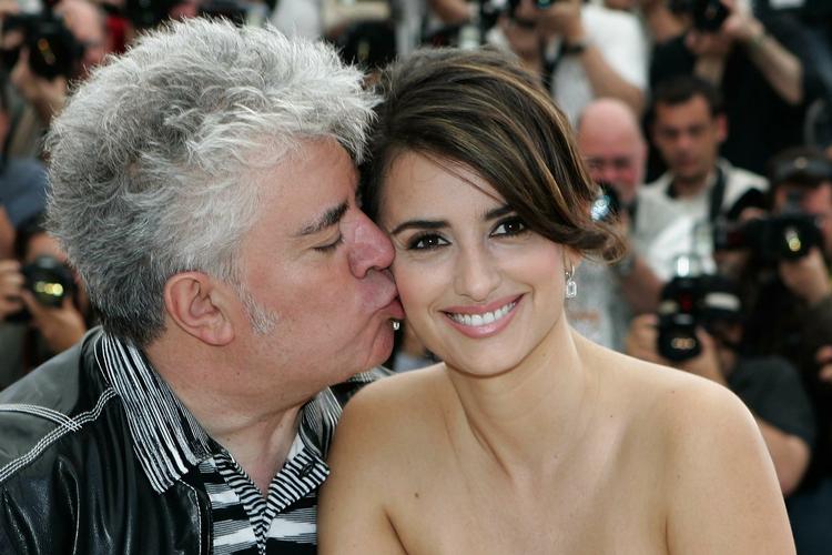 Pedro Almodóvar kindkysser Penélope Cruz, som han nu har arbejdet sammen med i fire film. Den seneste 'Los abrazos rotos' har netop haft verdenspremiere i Cannes. 