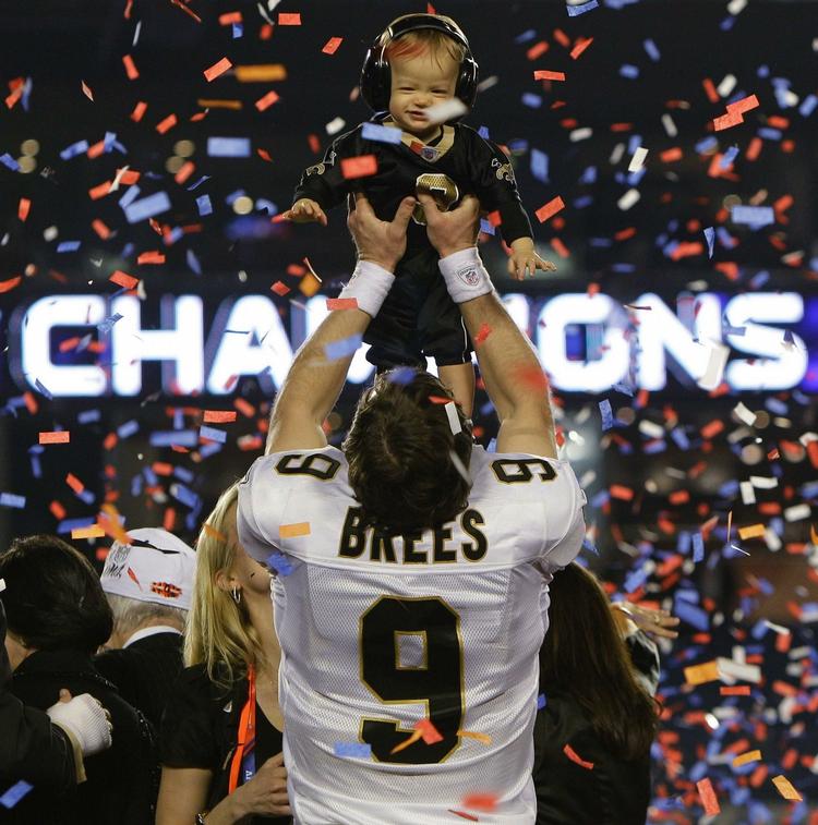 Præmiedreng. Dew Brees holder sin egen pokal i luften, sønnen Baylen, efter sejren i Super Bowl-finalen. 