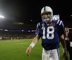 interception. En skuffet Peyton Manning fra Indianapolis Colts forlader banen efter nederlaget mod New Orleans Saints. 