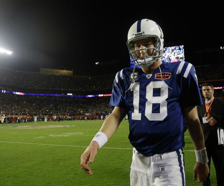 interception. En skuffet Peyton Manning fra Indianapolis Colts forlader banen efter nederlaget mod New Orleans Saints. 