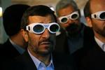 Formummet. Irans præsident Mahmoud Ahmadinejad med beskyttelsesbriller, da han i går besøgte en udstiling med iransk laser-teknologi i Teheran. 