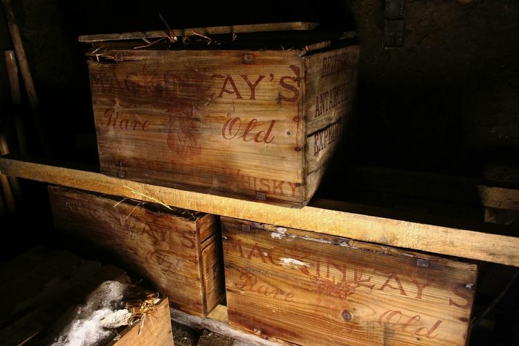 Retrobrandert. Gemt væk under gulvbrædderne og for længst frosset inde af isen. Men nu er både whisky og cognac gravet frem på Antarktis. Til stor glæde for firmaet bag whiskyen, som ikke længere har opskriften på dråberne. 