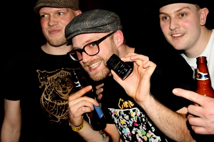 Pato og Lasse Lyngbo, der tilsammen udgør White Pony, mødte hinanden til en iPod-battle på Vega, hvor de sammen nåede helt til tops. Her er de fotograferet efter sejren sammen med dj'en Fredski. Arkivfoto: Liv Ajse Olsen. 
