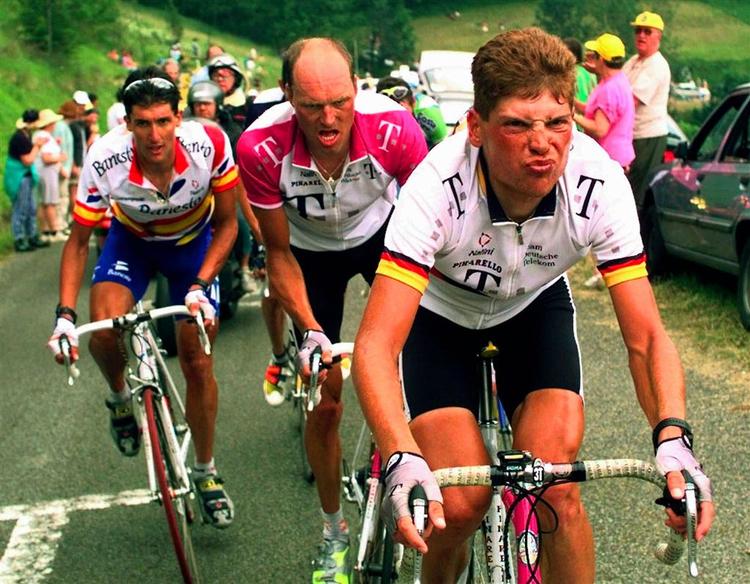 dopingmistanke. Jan Ullrich fører an under Tour de France 1997 foran holdkammeraten Bjarne Riis. Arkivfoto. 