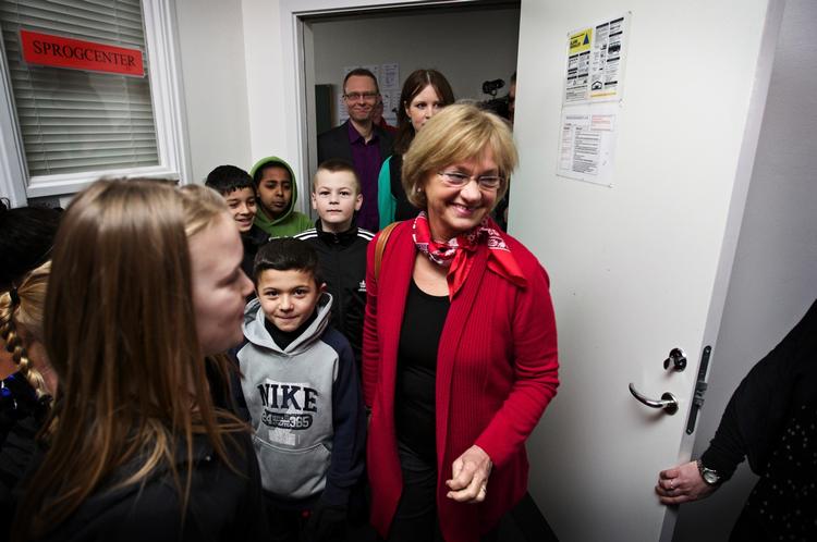 Velkommen. Dansk Folkepartis leder, Pia Kjæsgaard modtages på Holbergskolen sammen med Københavns børne- og ungeborgmester Anne Vang i baggrunden. 