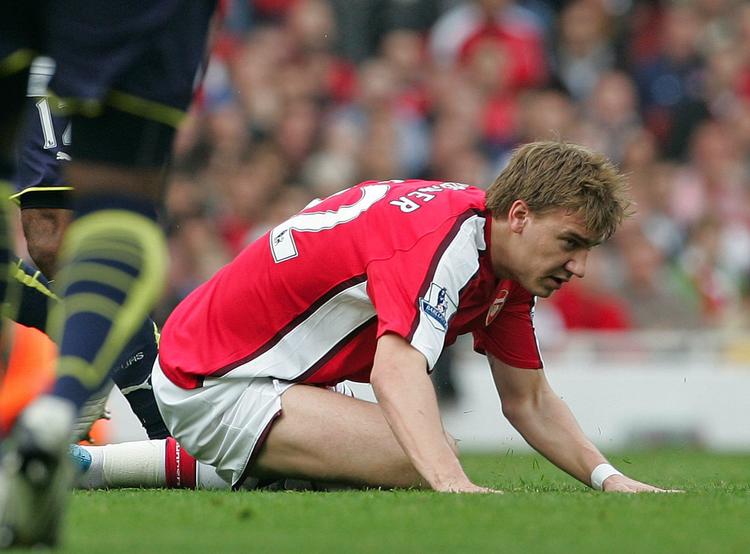 I knæ. Nicklas Bendtner og Arsenal har ikke den samme fodboldfest, som klubben havde for bare et par uger siden. Arkivfoto. 