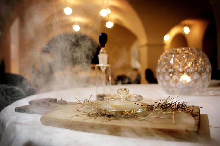 På Restaurant AOC ynder kok Ronny Emborg at eksperimentere med røg. Her er det en dansk komælksost, der får røg fra brændt hø. 