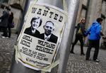 Protest. Spørgsmålet om udlevering af skatteoplysninger har vakt vrede i Schweiz. Unge liberale har opsat plakater, der fremstiller Tysklands kansler Angela Merkel og finansminister Wolfgang Schäuble som kriminelle. 
