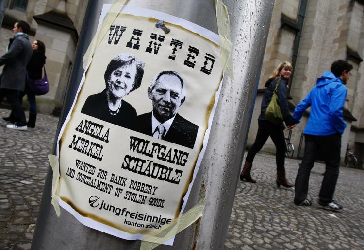 Protest. Spørgsmålet om udlevering af skatteoplysninger har vakt vrede i Schweiz. Unge liberale har opsat plakater, der fremstiller Tysklands kansler Angela Merkel og finansminister Wolfgang Schäuble som kriminelle. 