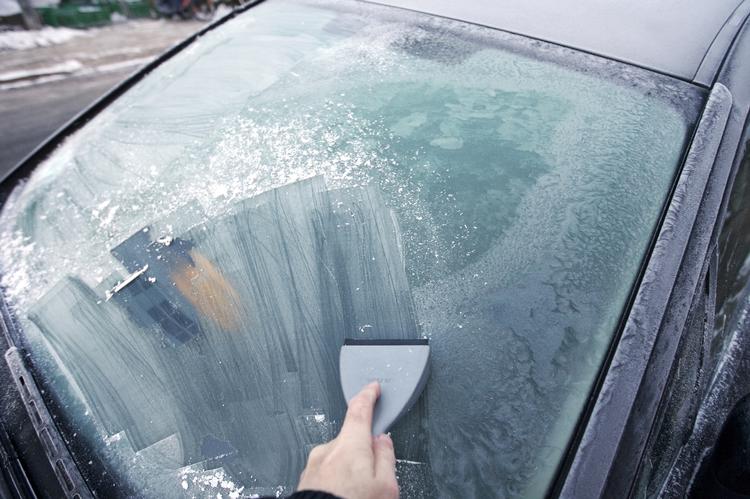 Frostklar. Der er isslag såvel på bilruden som på vejene. DMI opfordrer til forsigtig kørsel. 