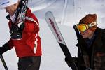 ALLMOUNTAIN. Nikolaj Smedegaard (tv) med en allmountainski på nakken. Bag ham kommer Thomas Schaadt, der skal til eksamen som professionel skiinstruktør. 