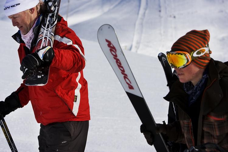 ALLMOUNTAIN. Nikolaj Smedegaard (tv) med en allmountainski på nakken. Bag ham kommer Thomas Schaadt, der skal til eksamen som professionel skiinstruktør. 