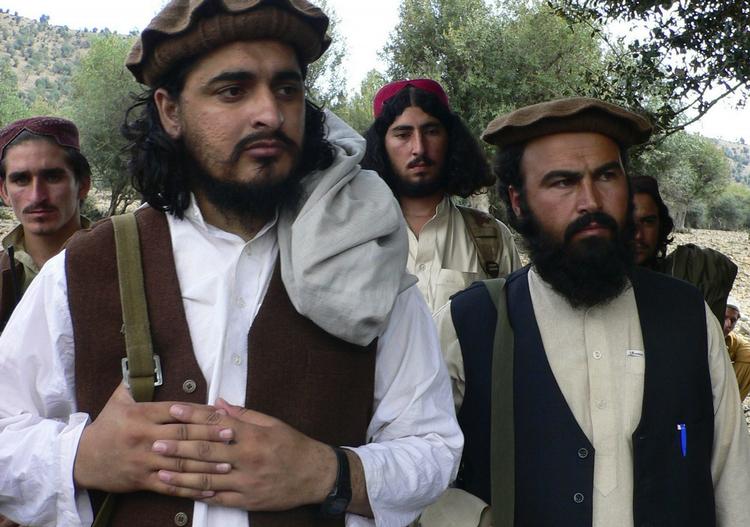 Talebanleder. Hakimullah Mehsud (tv) fotograferet i oktober 2009 