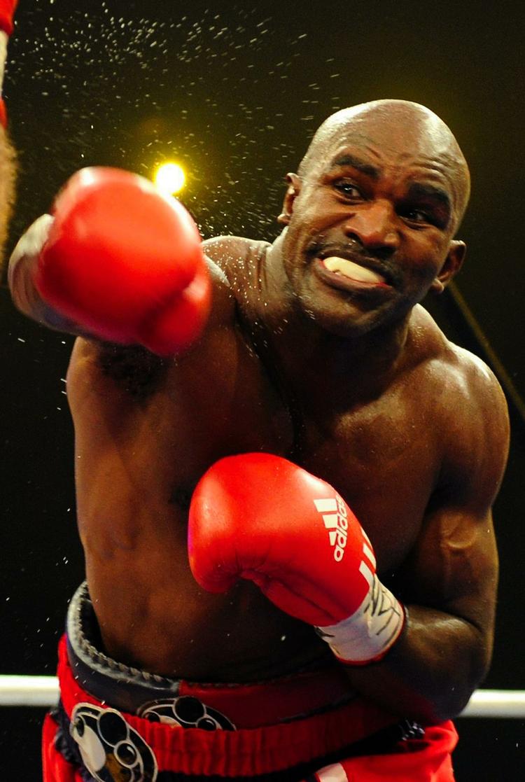 Gammelfar. Med sine 47 år er Holyfield tre år ældre end Brian Nielsen. Arkivfoto. 