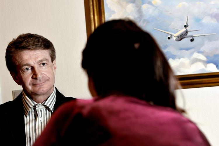 Lønnedgang. SAS-piloternes formand, Mogens Holgaard, vil endnu engang forhandle om nedgang i løn og pension for at redde SAS. 