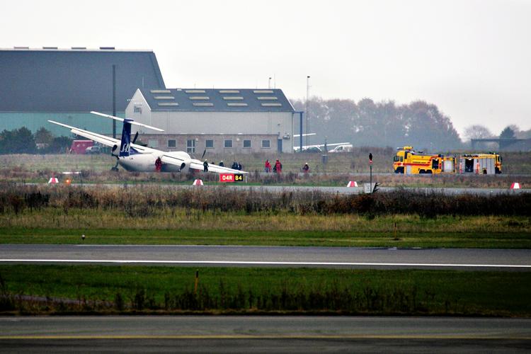 DASH 8. Et af de havarerede Dash-fly. Denne maskine forulykkede i Kastrup, da højre understel gav efter under landingen - ganske som det skete ved de tilsvarende ulykker i Aalborg og Vilnius. Arkivfoto. 