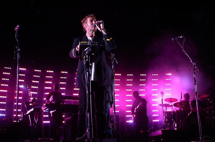 Sanger Robert del Naja alene i front ved en Massive  Attack-koncert i Schweiz. Efter års udgivelsespause er gruppen klar med en nyt cd, hvor makker Grant 'Daddy G' Marshall er tilbage ved  del Najas side. Arkivfoto: Regina Kuehne/AP 