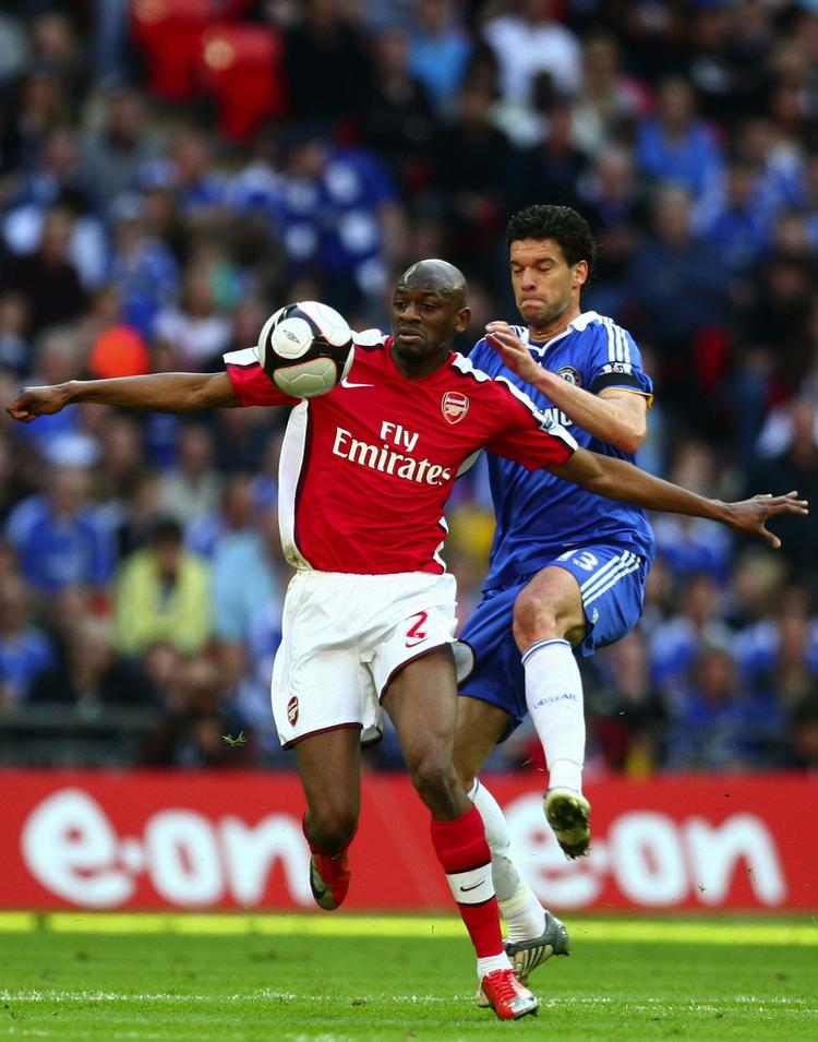 Kritisk. Michael Ballack (til højre) mener, at Arsenal og Abou Diaby er for lette at læse, da der er for lidt variation i deres spil. Arkivfoto. 