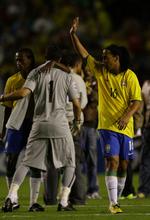 Farvel? Ronaldinho vinker efter en kamp mod Peru for ni måneder siden. Arkivfoto. 