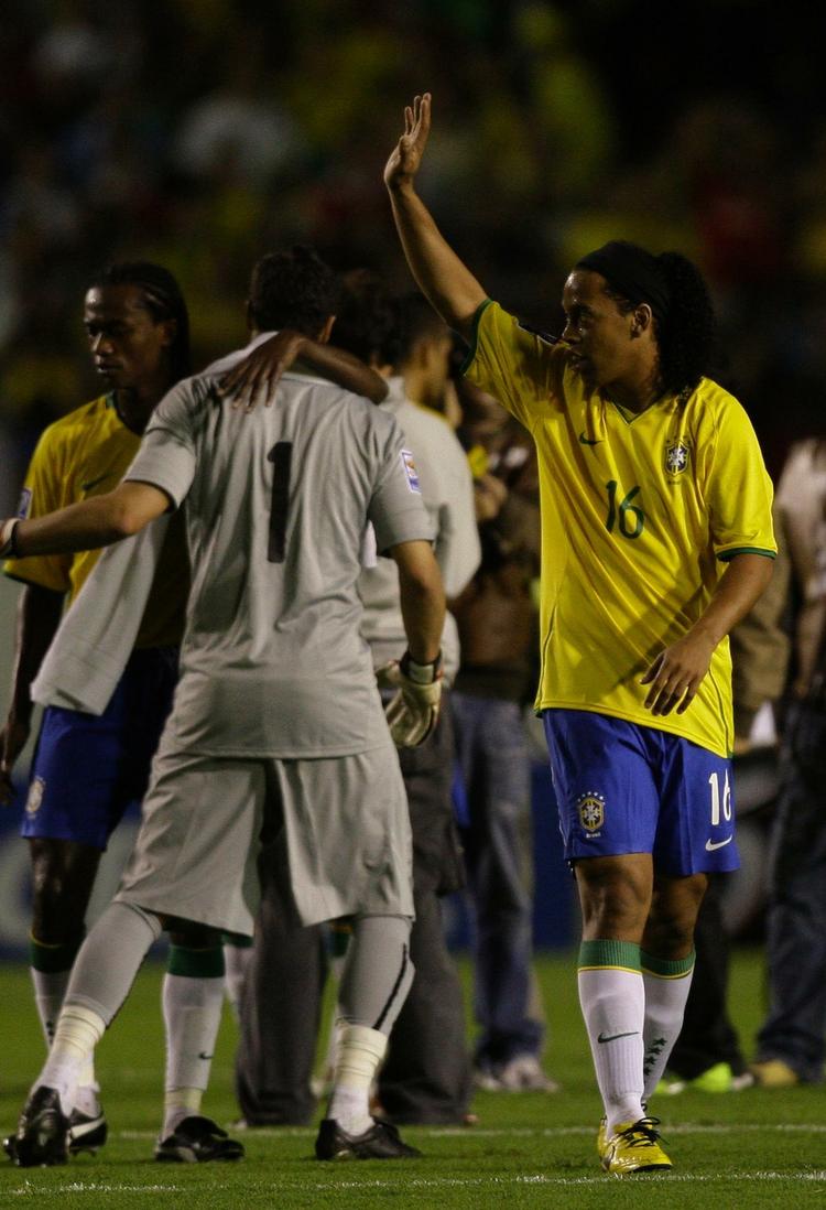Farvel? Ronaldinho vinker efter en kamp mod Peru for ni måneder siden. Arkivfoto. 