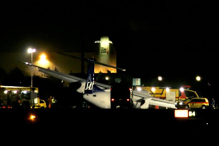 DASH 8. Det havarerede SAS-fly i Kastrup efter uheldet den 27. oktober 2007. Arkivfoto. 