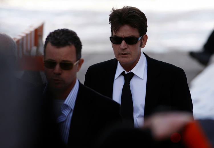 Anklaget. Charlie Sheen er anklaget for at have truet sin hustru med en kniv 1. juledag. Hustruen har tilgivet ham, og  parret forlod retten arm i arm. 