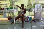 behandling. 16-årige Farah Paul holder sin syge datter på fire måneder på et hospital i  Port-au-Prince. 