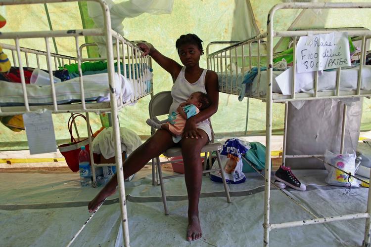 behandling. 16-årige Farah Paul holder sin syge datter på fire måneder på et hospital i  Port-au-Prince. 