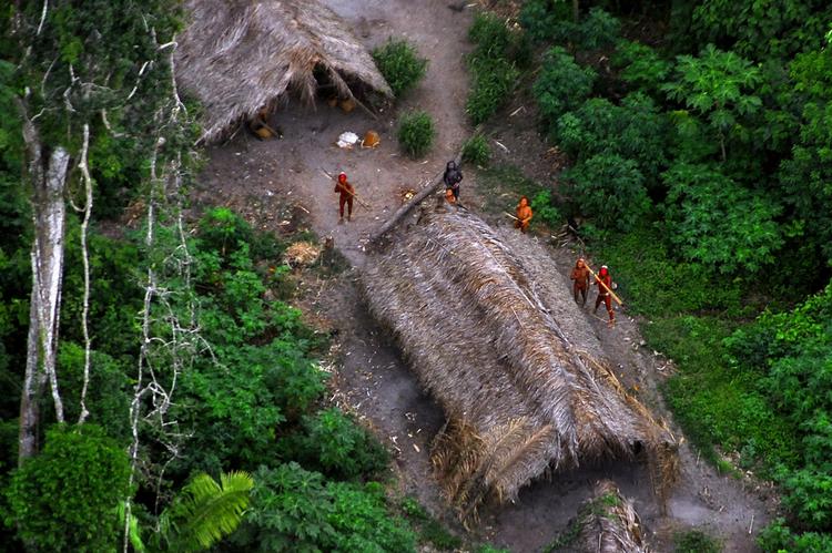 bevidsthedsudvidende. En landsby fotograferet fra luften i grænseområdet mellem Peru og Brasilien, hvor indianerne i årtusinder har brugt ayahuasca. 