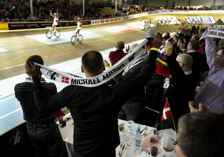 hyldest. Cykelentusiaster hylder det danske par nummer 7, der vinder seksdagesløbet i Ballerup for andet år i træk. 