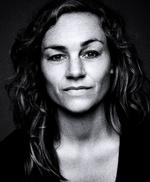 Børnevenlig. Kamilla Hega Holst har tidligere skrevet børnebøgerne 'Den sovende sangerinde' og 'Metilies underjordiske rejse' og taler for så vidt også børnenes sag i voksenromanen her. Foto: Robin Skjoldborg