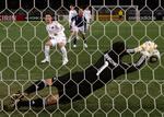 Redning. Japans målmand Seigo Narazaki snuppede et straffespark i kampen mod Kina. 