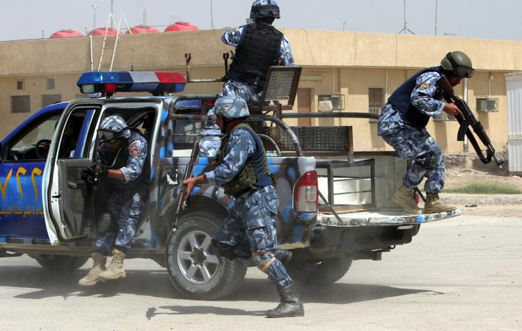 Kampe. Det gik hårdt for sig, da de danske soldater var i Irak. På dette billede fra 2007 iler irakiske politifolk til hjælp, efter at en vejsidebombe eksploderede nær den danske lejr. En dansk soldat blev dræbt. 
