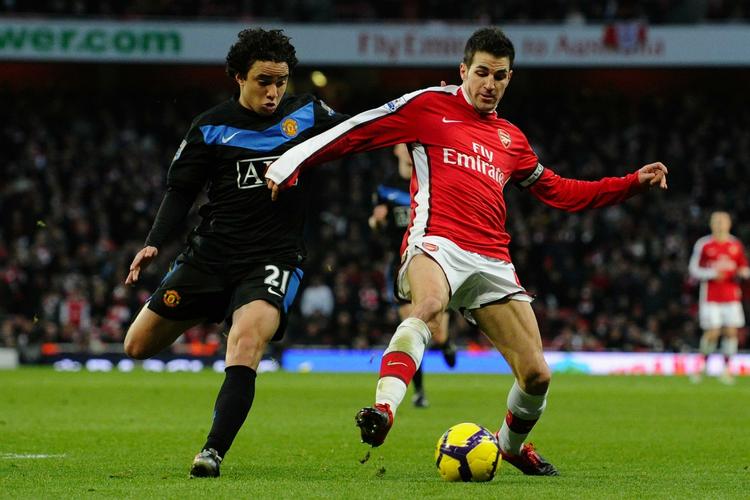 Hjem? Trods sine kun 22 år har Cesc Fabregas (til højre) allerede spillet over 200 kampe for Arsenal og 47 landskampe. Arkivfoto. 