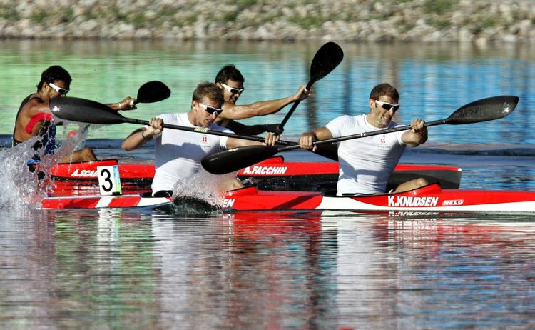 medaljejagt. Danmarks Kim Wraae Knudsen (forrest)  og Rene Holten Poulsen i aktion i mændenes finale i 1.000 meter toerkajak ved OL i Beijing 2008. Arkivfoto. 