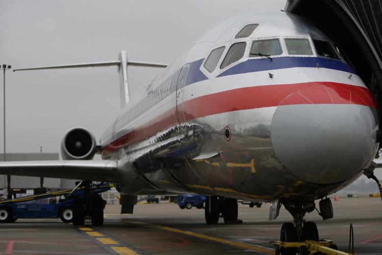 Luftfart. Hos American skal passagererne fra betale for at holde varmen. 