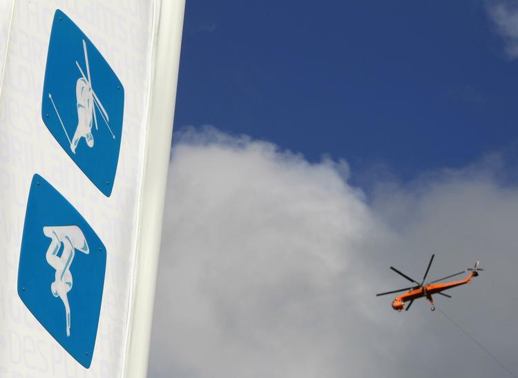snefragt. En helikopter ankommer med sne til snowboard-pisterne ved Cypress Mountain ved Vancouver, som er 'ramt' af varmegrader. 
