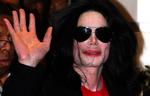 jackson. Michael Jackson, der her forlader et hotel i London i 2006, bar paryk og var tatoveret flere steder i ansigtet, fortæller den 51 sider lange obduktionsrapport bl.a. 